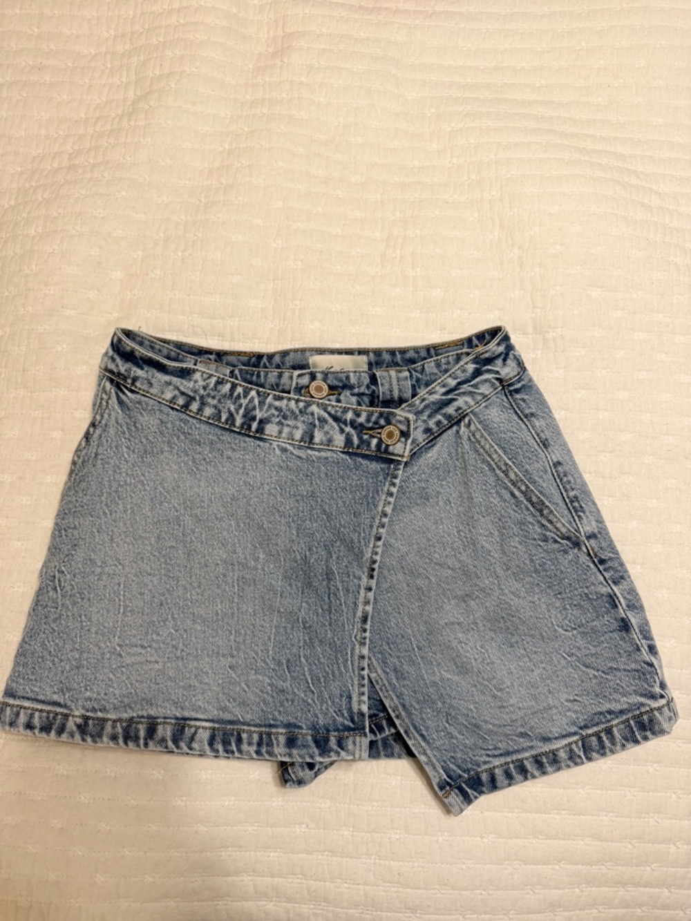 KanCan Light Wash Denim Wrap Jean Shorts